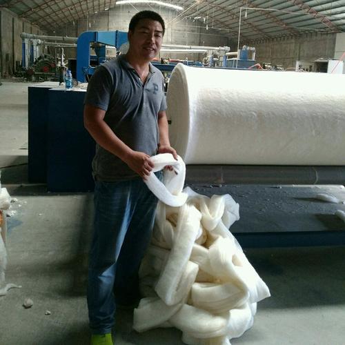 棉花絮片生产中 产品名称:棉花絮片生产中 河南雪诗雅化纤制品有限