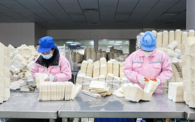 1月19日,在广西华宝纤维制品的生产车间里,工人们正在打包